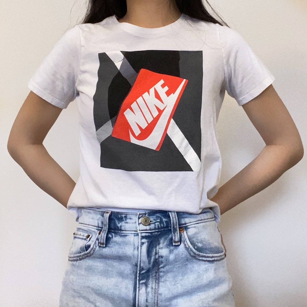 While nike logo t shirt
